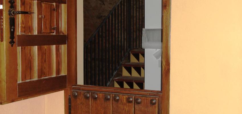 Exterior Estilo rustico Color amarillo, marron, marron  diseñado por REFORMAS BARCELONA GRUPO TECNICO .SL | Gremio | Copyright Grupo técnico Barcelona