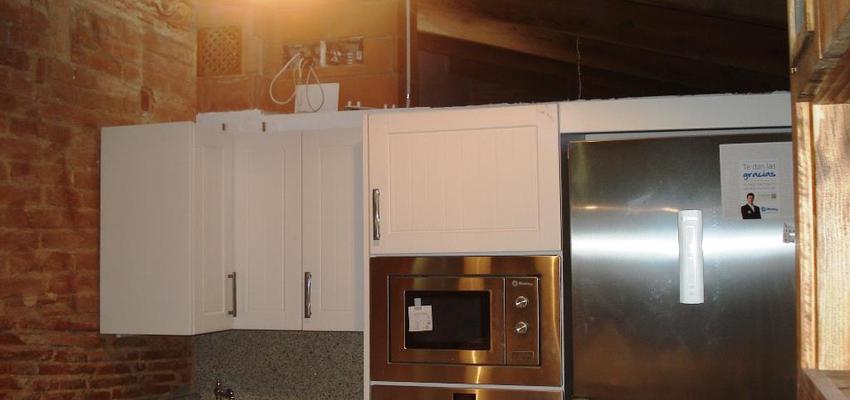 Cocina Estilo rustico Color marron, blanco, gris  diseñado por REFORMAS BARCELONA GRUPO TECNICO .SL | Gremio | Copyright Grupo técnico Barcelona