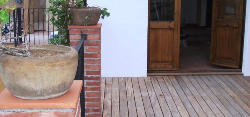 Porche, Exterior Estilo rustico Color marron, marron, blanco  diseñado por REFORMAS BARCELONA GRUPO TECNICO .SL | Gremio | Copyright Grupo técnico Barcelona