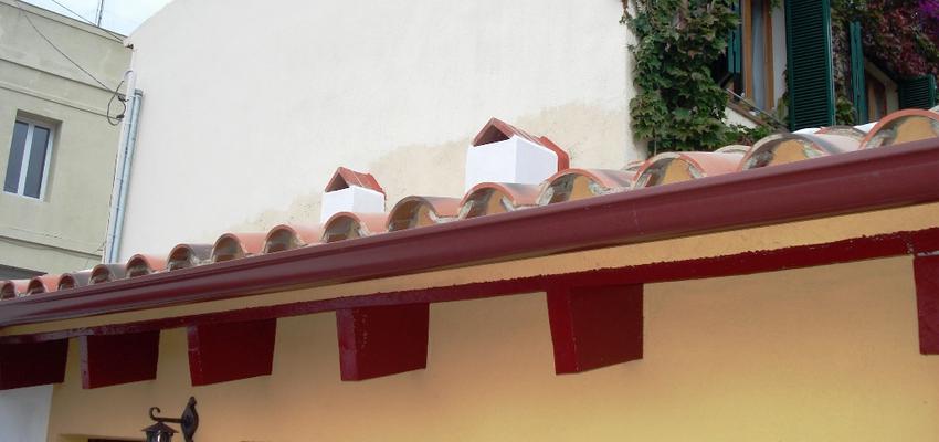 Exterior Estilo rustico Color amarillo, marron, marron  diseñado por REFORMAS BARCELONA GRUPO TECNICO .SL | Gremio | Copyright Grupo técnico Barcelona