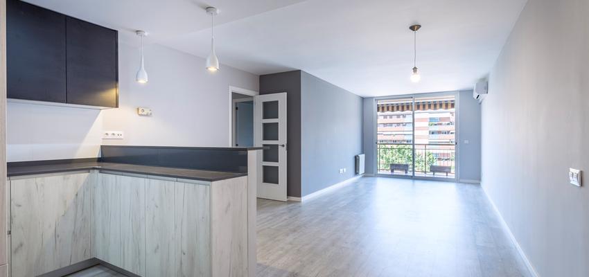 Comedor, Cocina Estilo moderno Color beige, gris, gris  diseñado por REFORMAS BARCELONA GRUPO TECNICO .SL | Gremio | Copyright Grupo Técnico Barcelona