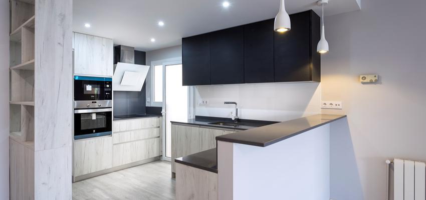 Cocina Estilo moderno Color marron, blanco, negro  diseñado por REFORMAS BARCELONA GRUPO TECNICO .SL | Gremio | Copyright Grupo Técnico Barcelona