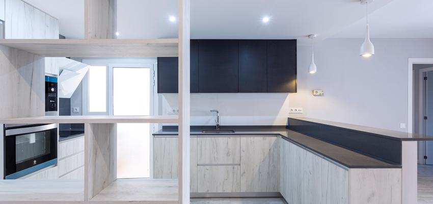 Cocina Estilo moderno Color beige, blanco, negro  diseñado por REFORMAS BARCELONA GRUPO TECNICO .SL | Gremio | Copyright Grupo Técnico Barcelona