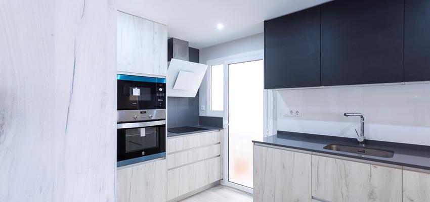 Cocina Estilo moderno Color blanco, gris, negro  diseñado por REFORMAS BARCELONA GRUPO TECNICO .SL | Gremio | Copyright Grupo Técnico Barcelona