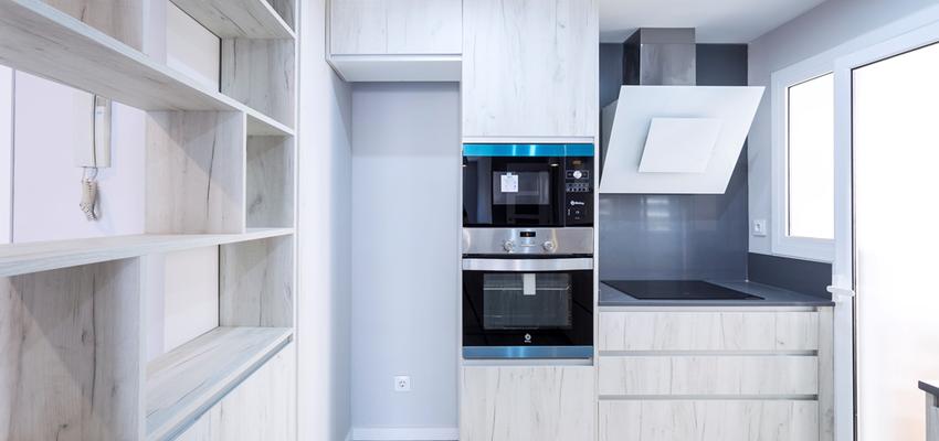 Cocina Estilo moderno Color beige, gris, gris  diseñado por REFORMAS BARCELONA GRUPO TECNICO .SL | Gremio | Copyright Grupo Técnico Barcelona