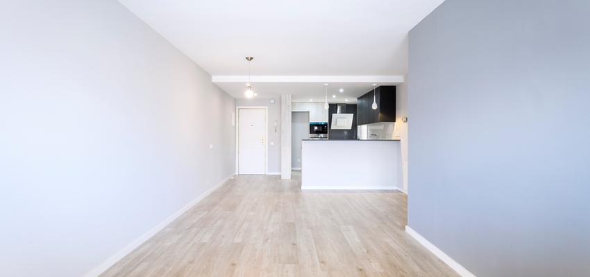 Comedor, Cocina Estilo moderno Color blanco, gris, gris  diseñado por REFORMAS BARCELONA GRUPO TECNICO .SL | Gremio | Copyright Grupo Técnico Barcelona