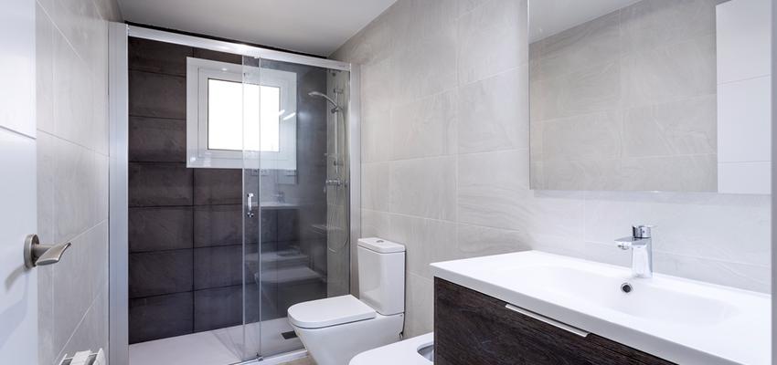 Baño Estilo moderno Color marron, blanco, gris  diseñado por REFORMAS BARCELONA GRUPO TECNICO .SL | Gremio | Copyright Grupo Técnico Barcelona