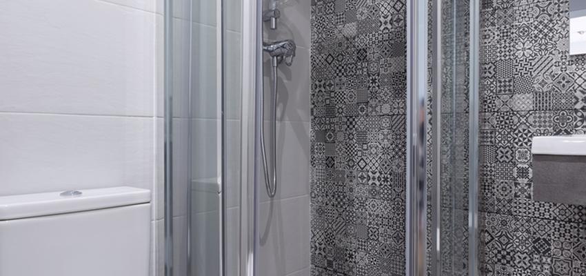 Baño Estilo moderno Color blanco, gris, gris  diseñado por REFORMAS BARCELONA GRUPO TECNICO .SL | Gremio | Copyright Grupo Técnico Barcelona