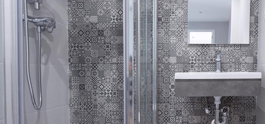 Baño Estilo moderno Color blanco, gris, gris  diseñado por REFORMAS BARCELONA GRUPO TECNICO .SL | Gremio | Copyright Grupo Técnico Barcelona