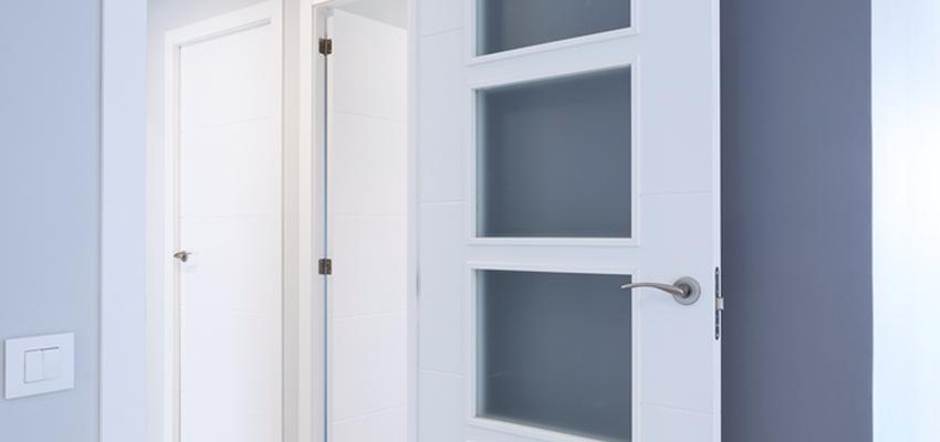 Pasillo Estilo moderno Color beige, blanco, gris  diseñado por REFORMAS BARCELONA GRUPO TECNICO .SL | Gremio | Copyright Grupo Técnico Barcelona