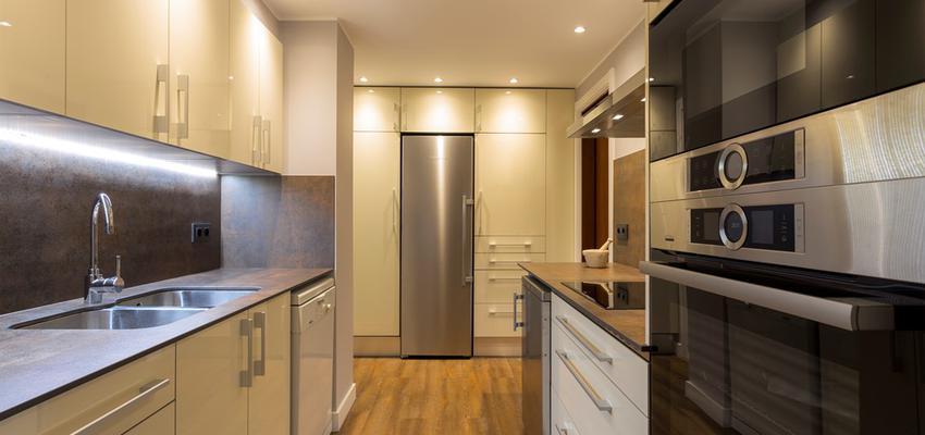 Cocina Estilo clasico Color marron, blanco, gris  diseñado por REFORMAS BARCELONA GRUPO TECNICO .SL | Gremio | Copyright Grupo técnico Barcelona