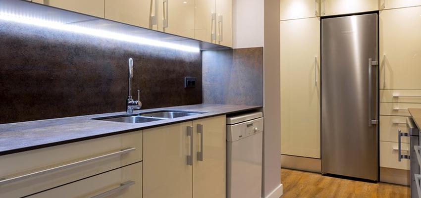 Cocina Estilo clasico Color blanco, gris, negro  diseñado por REFORMAS BARCELONA GRUPO TECNICO .SL | Gremio | Copyright Grupo técnico Barcelona