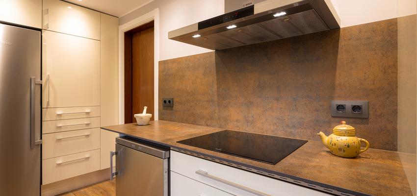 Cocina Estilo clasico Color marron, marron, blanco  diseñado por REFORMAS BARCELONA GRUPO TECNICO .SL | Gremio | Copyright Grupo técnico Barcelona