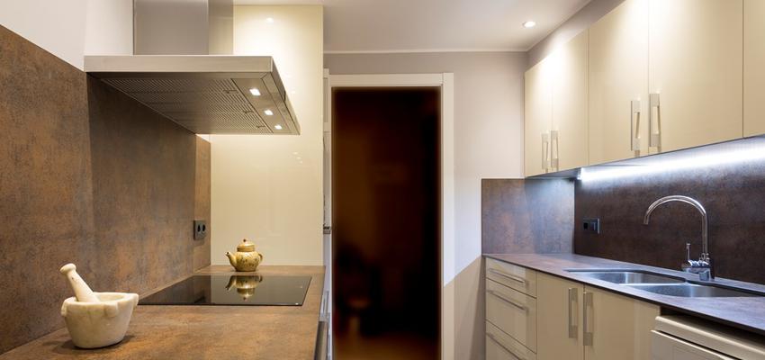 Cocina Estilo clasico Color marron, blanco, gris  diseñado por REFORMAS BARCELONA GRUPO TECNICO .SL | Gremio | Copyright Grupo técnico Barcelona