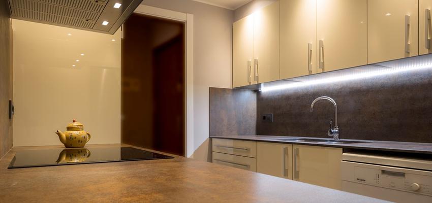 Cocina Estilo clasico Color marron, blanco, gris  diseñado por REFORMAS BARCELONA GRUPO TECNICO .SL | Gremio | Copyright Grupo técnico Barcelona