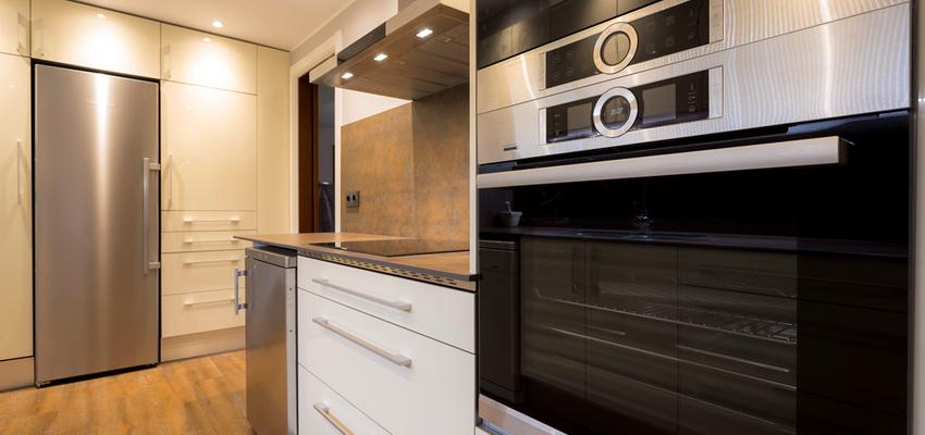 Cocina Estilo moderno Color marron, blanco, negro  diseñado por REFORMAS BARCELONA GRUPO TECNICO .SL | Gremio | Copyright Grupo técnico Barcelona