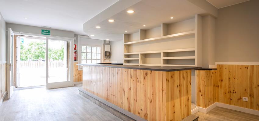 Bar Estilo clasico Color marron, marron, beige  diseñado por REFORMAS BARCELONA GRUPO TECNICO .SL | Gremio | Copyright Grupo técnico Barcelona