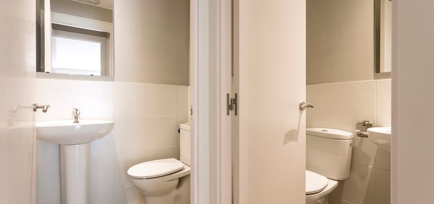 Baño Estilo clasico Color beige, beige, blanco  diseñado por REFORMAS BARCELONA GRUPO TECNICO .SL | Gremio | Copyright Grupo técnico Barcelona