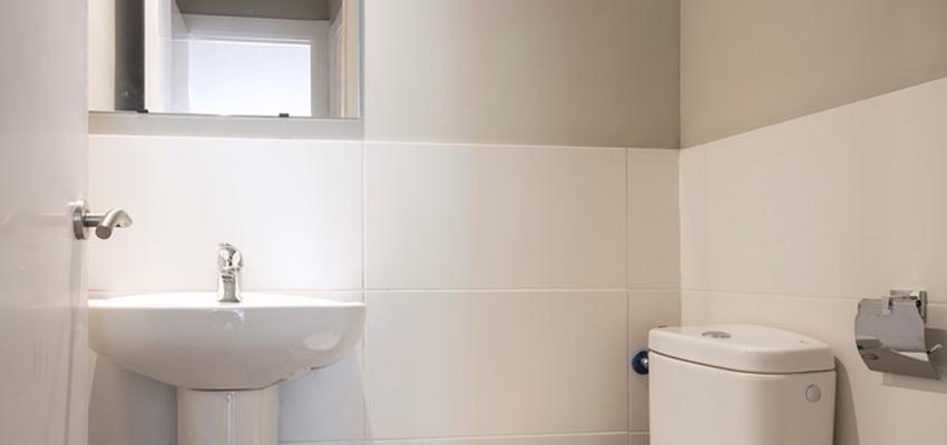 Baño Estilo clasico Color beige, marron, blanco  diseñado por REFORMAS BARCELONA GRUPO TECNICO .SL | Gremio | Copyright Grupo técnico Barcelona