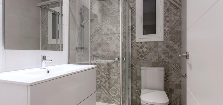 Baño Estilo moderno Color beige, marron, blanco  diseñado por REFORMAS BARCELONA GRUPO TECNICO .SL | Gremio | Copyright Grupo técnico Barcelona