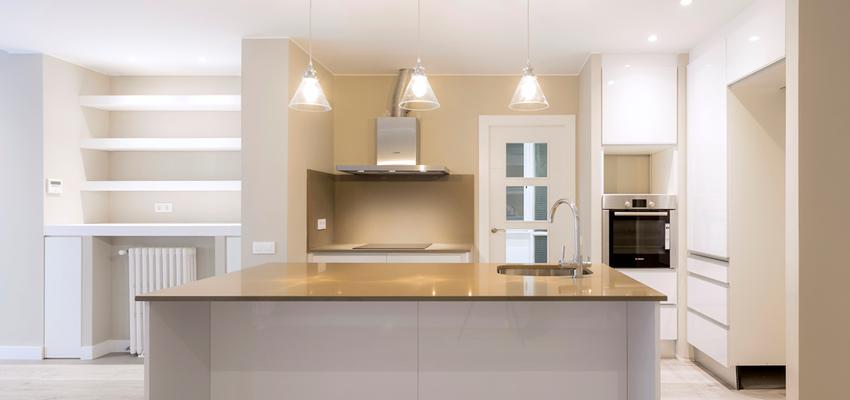 Cocina Estilo moderno Color beige, marron, blanco  diseñado por REFORMAS BARCELONA GRUPO TECNICO .SL | Gremio | Copyright Grupo técnico Barcelona