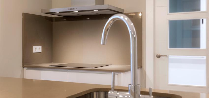 Cocina Estilo moderno Color marron, beige, blanco  diseñado por REFORMAS BARCELONA GRUPO TECNICO .SL | Gremio | Copyright Grupo técnico Barcelona