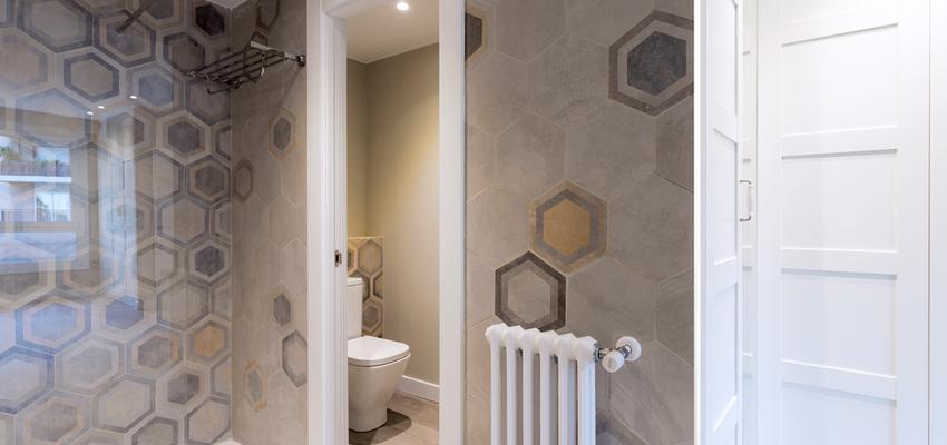 Baño Estilo moderno Color beige, marron, blanco  diseñado por REFORMAS BARCELONA GRUPO TECNICO .SL | Gremio | Copyright Grupo técnico Barcelona