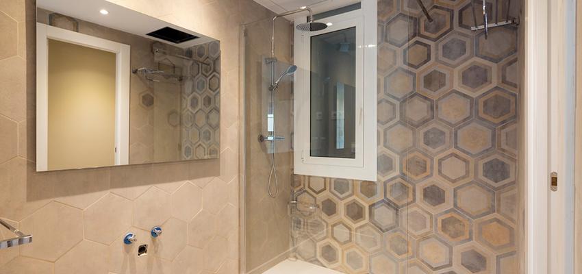 Baño Estilo moderno Color marron, beige, marron  diseñado por REFORMAS BARCELONA GRUPO TECNICO .SL | Gremio | Copyright Grupo técnico Barcelona