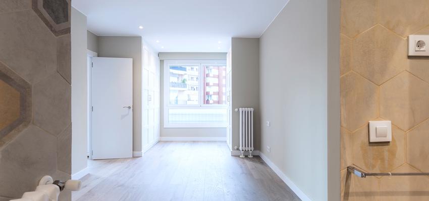 Dormitorio Estilo moderno Color beige, marron, blanco  diseñado por REFORMAS BARCELONA GRUPO TECNICO .SL | Gremio | Copyright Grupo técnico Barcelona