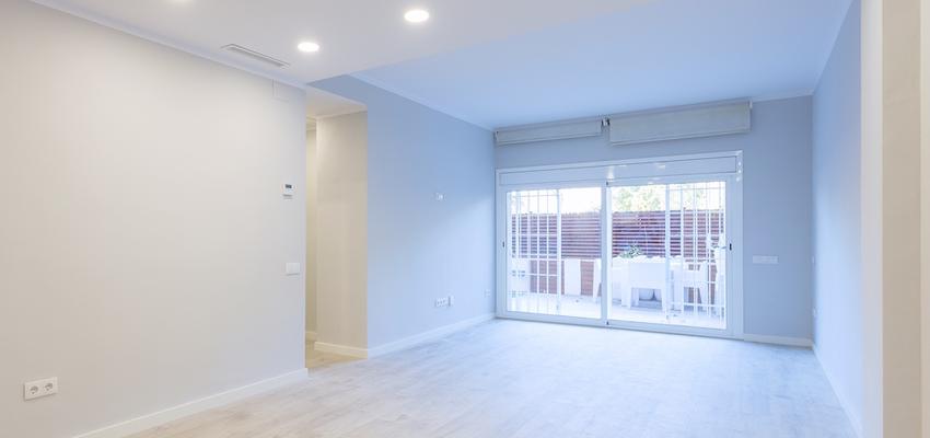 Salon Estilo moderno Color marron, blanco  diseñado por REFORMAS BARCELONA GRUPO TECNICO .SL | Gremio | Copyright grupo técnico Barcelona