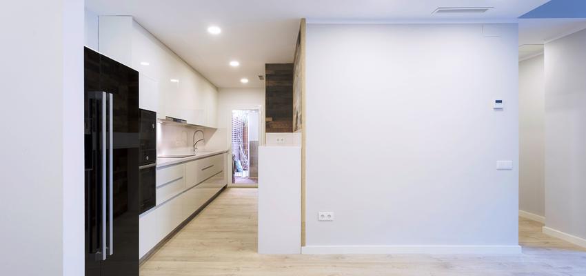 Comedor, Cocina Estilo moderno Color beige, blanco, negro  diseñado por REFORMAS BARCELONA GRUPO TECNICO .SL | Gremio | Copyright grupo tecnico barcelona