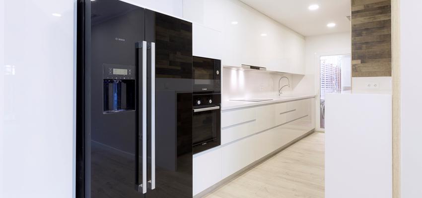 Cocina Estilo moderno Color beige, blanco, negro  diseñado por REFORMAS BARCELONA GRUPO TECNICO .SL | Gremio | Copyright grupo técnico Barcelona