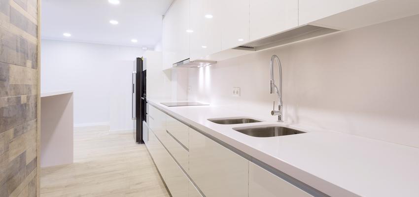 Cocina Estilo moderno Color marron, blanco  diseñado por REFORMAS BARCELONA GRUPO TECNICO .SL | Gremio | Copyright grupo tecnico