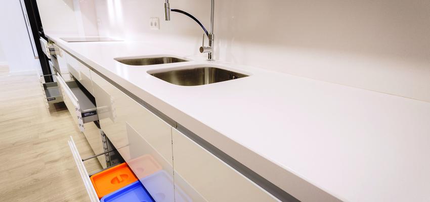 Cocina Estilo moderno Color beige, gris  diseñado por REFORMAS BARCELONA GRUPO TECNICO .SL | Gremio | Copyright grupo técnico Barcelona
