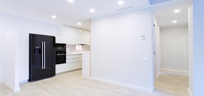 Comedor, Cocina Estilo moderno Color beige, blanco, negro  diseñado por REFORMAS BARCELONA GRUPO TECNICO .SL | Gremio | Copyright grupo técnico Barcelona