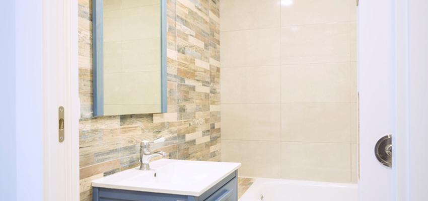 Baño Estilo moderno Color azul, beige  diseñado por REFORMAS BARCELONA GRUPO TECNICO .SL | Gremio | Copyright grupo técnico Barcelona