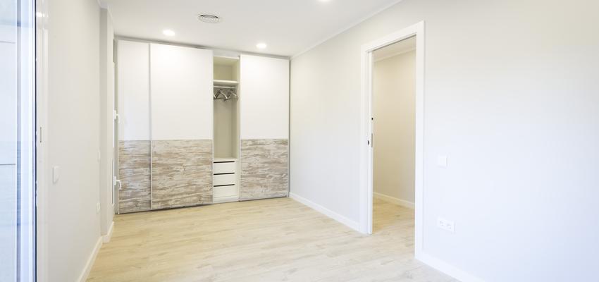 Dormitorio Estilo moderno Color beige, marron, blanco  diseñado por REFORMAS BARCELONA GRUPO TECNICO .SL | Gremio | Copyright grupo técnico