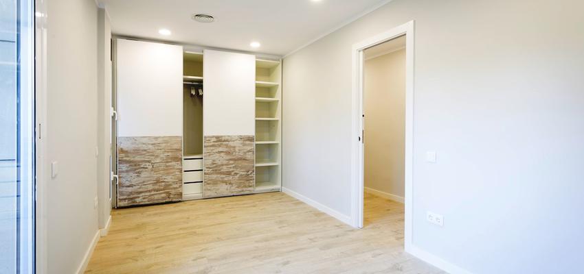 Dormitorio Estilo moderno Color beige, marron, blanco  diseñado por REFORMAS BARCELONA GRUPO TECNICO .SL | Gremio | Copyright grupo técnico