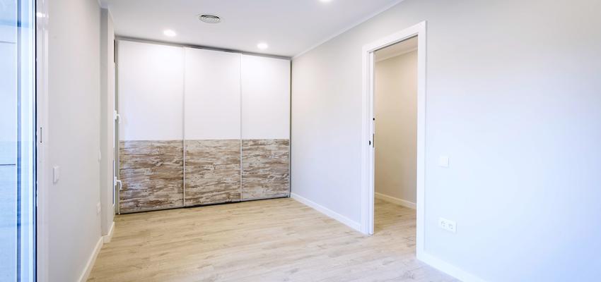 Dormitorio Estilo clasico Color beige, marron, blanco  diseñado por REFORMAS BARCELONA GRUPO TECNICO .SL | Gremio | Copyright grupo técnico