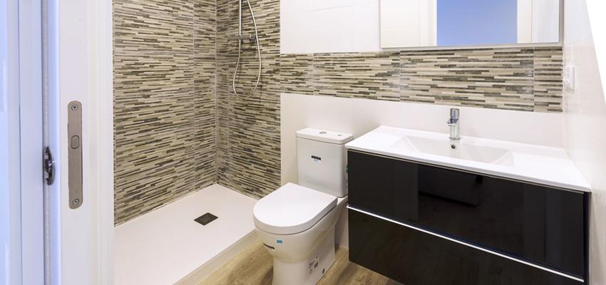 Baño Estilo moderno Color beige, marron, blanco  diseñado por REFORMAS BARCELONA GRUPO TECNICO .SL | Gremio | Copyright grupo técnico