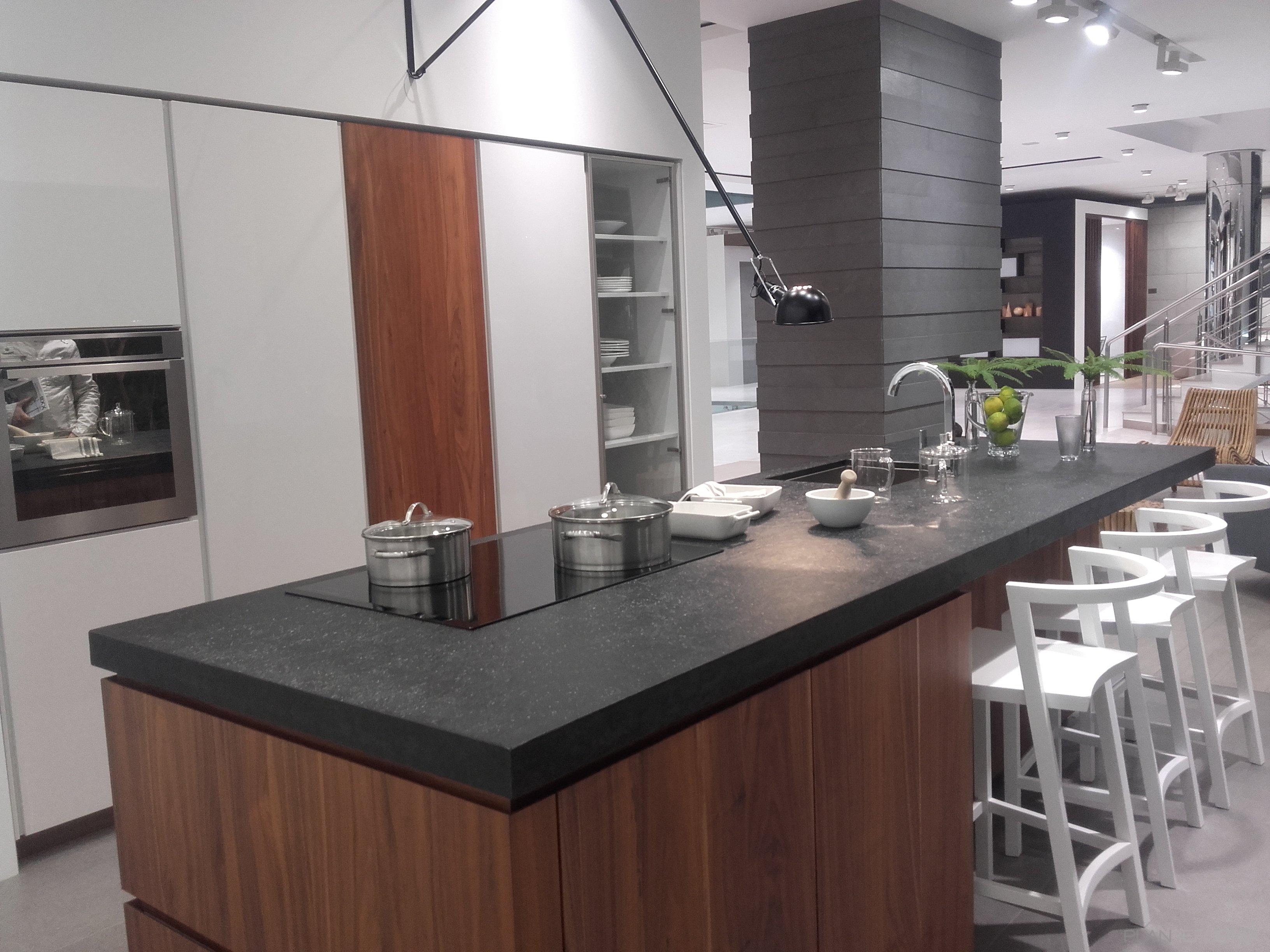Cocina Color marron, blanco, gris, negro, plateado  diseñado por Arquitectura+Interiorismo | Gremio 