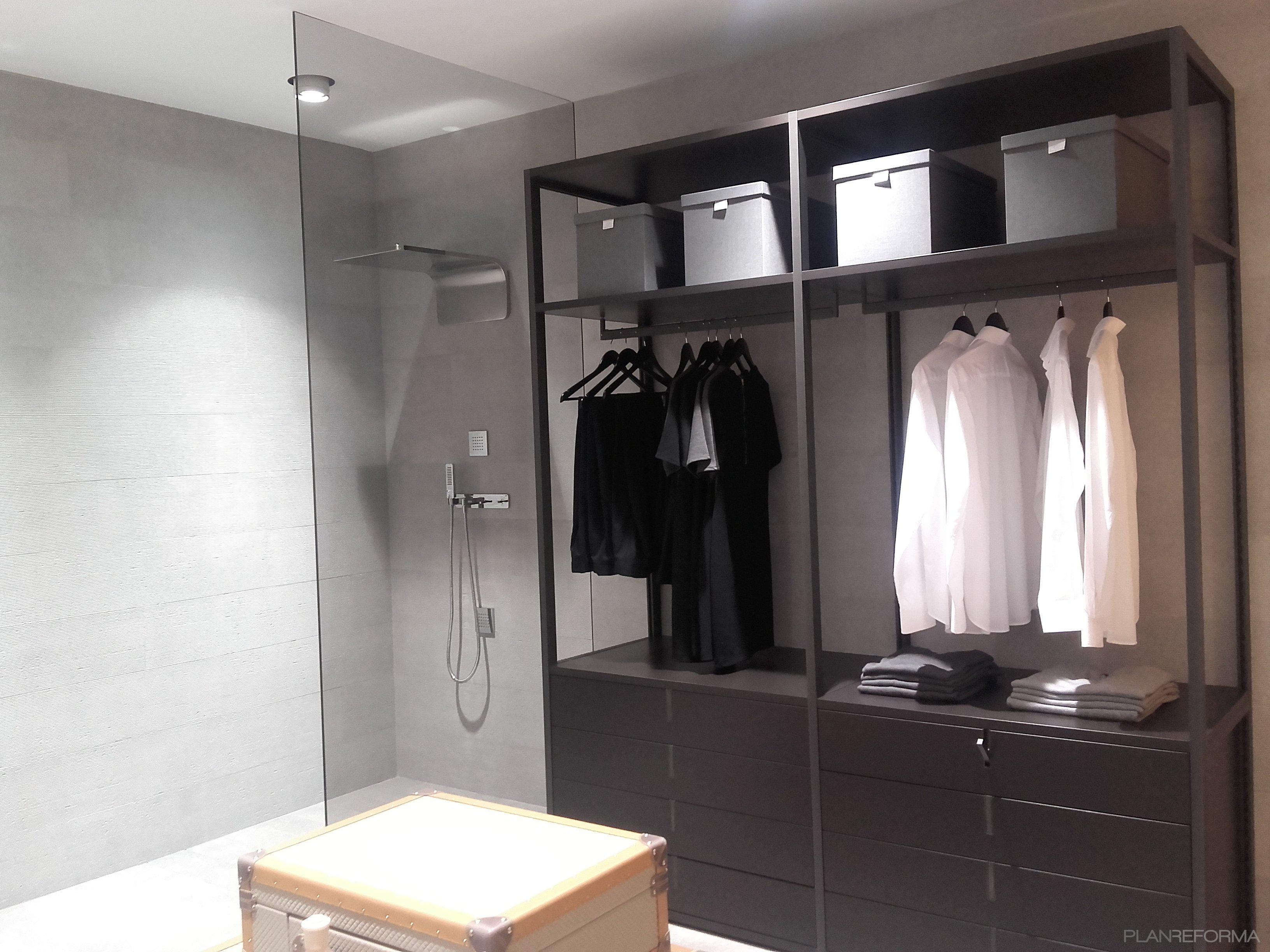Baño, Vestidor Estilo contemporaneo Color marron, blanco, gris, gris  diseñado por Arquitectura+Interiorismo | Gremio 