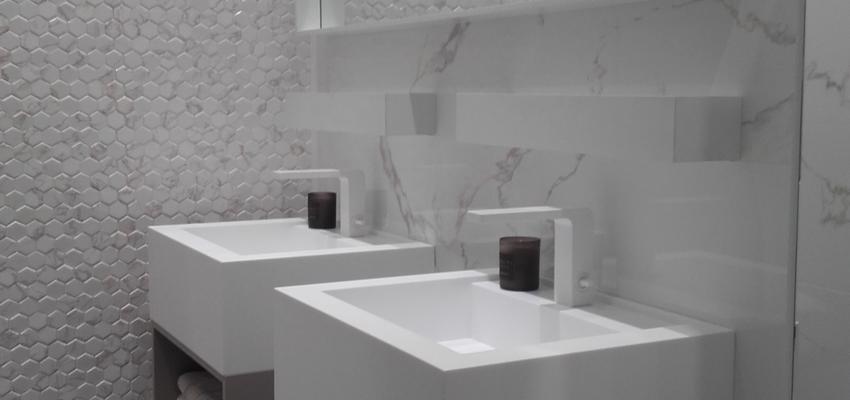 Baño Estilo contemporaneo Color blanco, gris, gris  diseñado por Arquitectura+Interiorismo | Gremio 