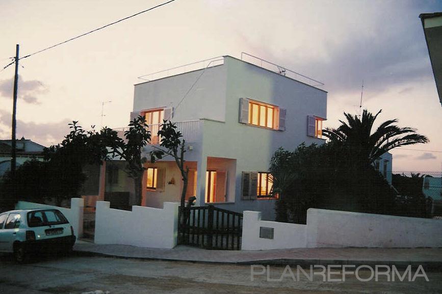 Exterior style mediterraneo color rosa, blanco  diseñado por Núria Cantó | Arquitecto 