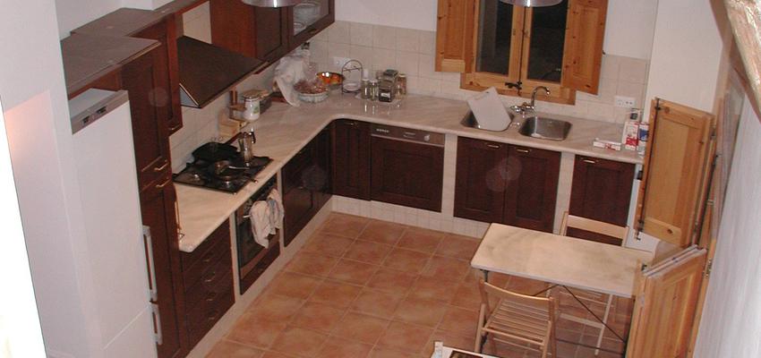 Cocina, Escalera style rustico color beige, marron, blanco  diseñado por Núria Cantó | Arquitecto 