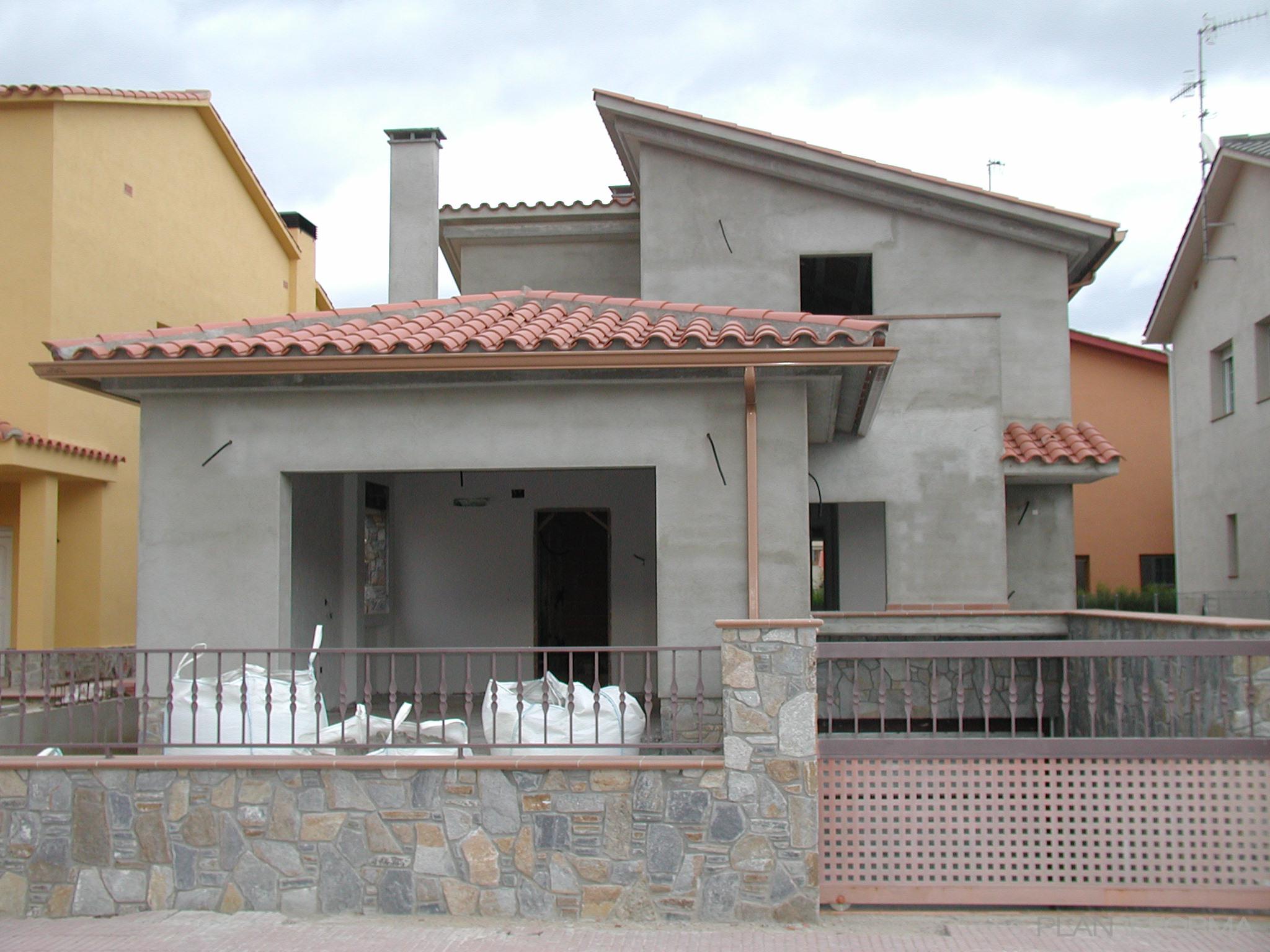 Exterior style contemporaneo color marron, gris  diseñado por Núria Cantó | Arquitecto 