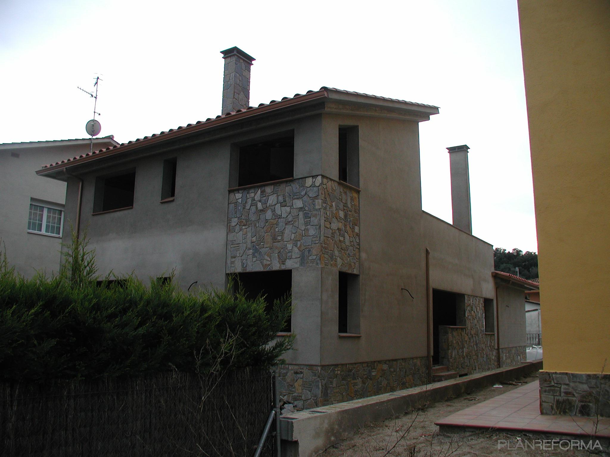 Exterior style rustico color marron, gris, gris  diseñado por Núria Cantó | Arquitecto 