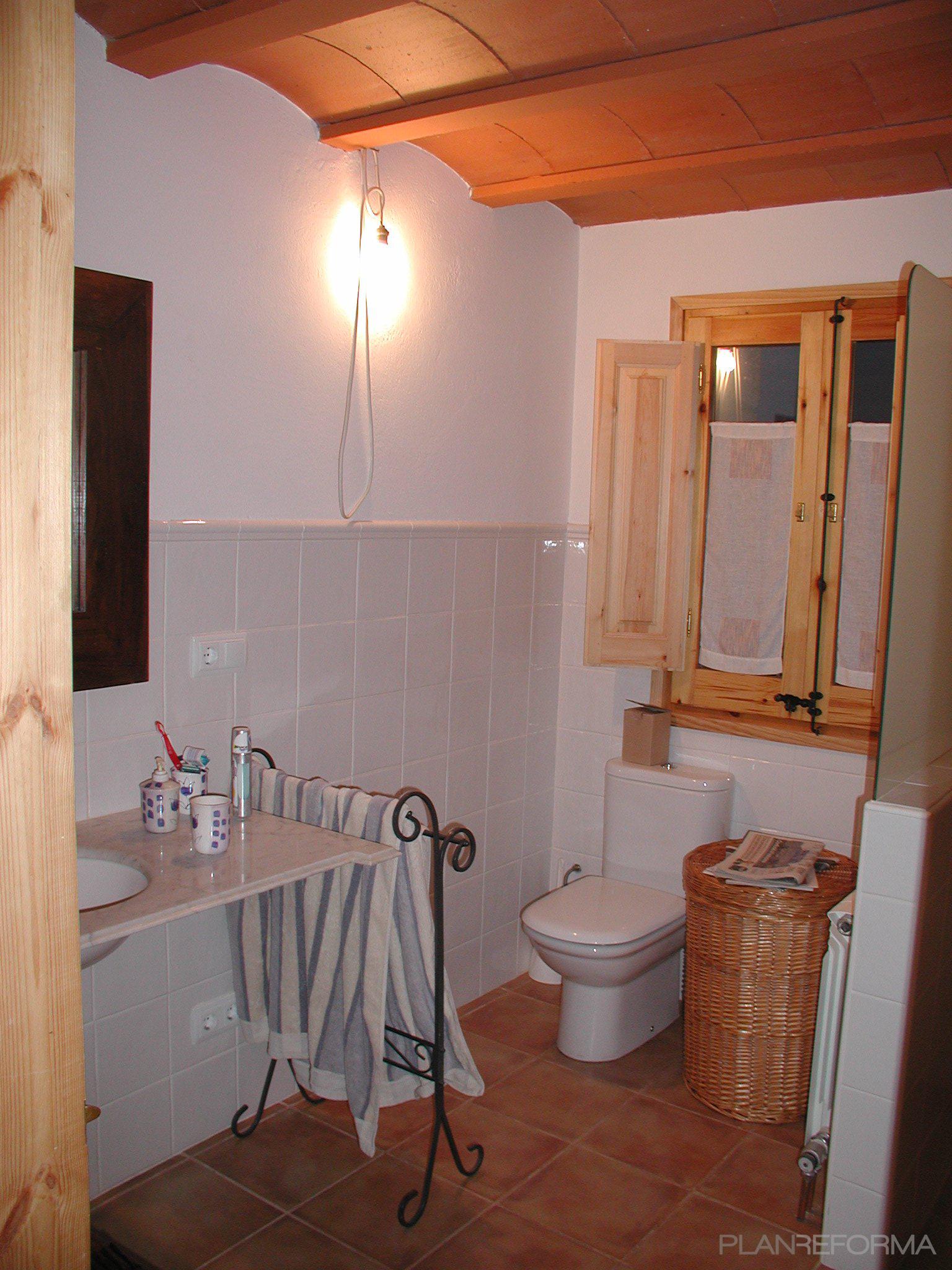 Baño style rustico color marron, marron, blanco  diseñado por Núria Cantó | Arquitecto 
