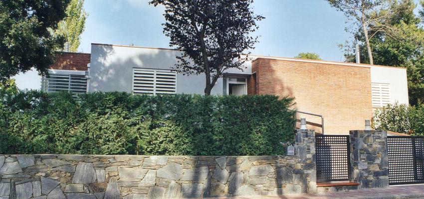 Exterior style moderno color marron, blanco, gris, negro  diseñado por Núria Cantó | Arquitecto 