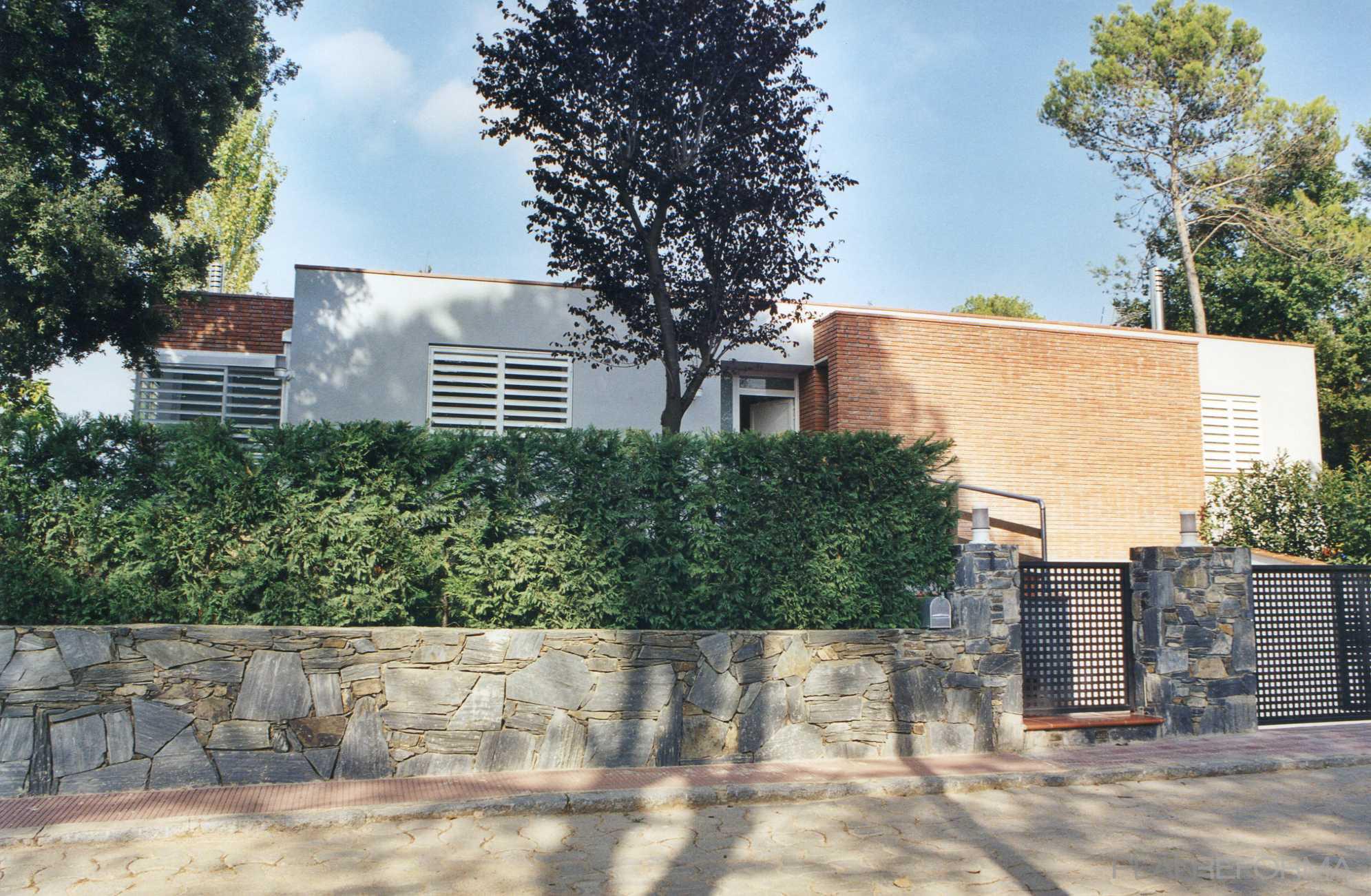Exterior style moderno color marron, blanco, gris, negro  diseñado por Núria Cantó | Arquitecto 